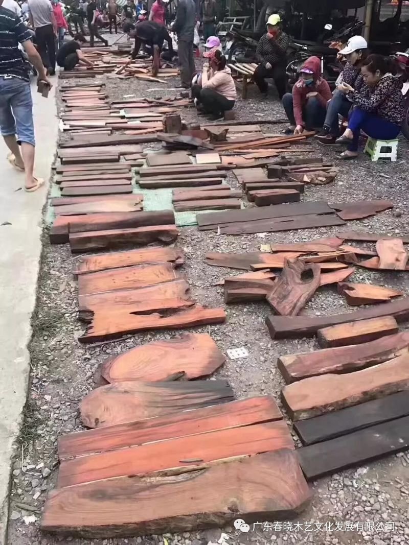 大紅酸枝之后，紅木市場主流當屬血檀與緬花(圖1)