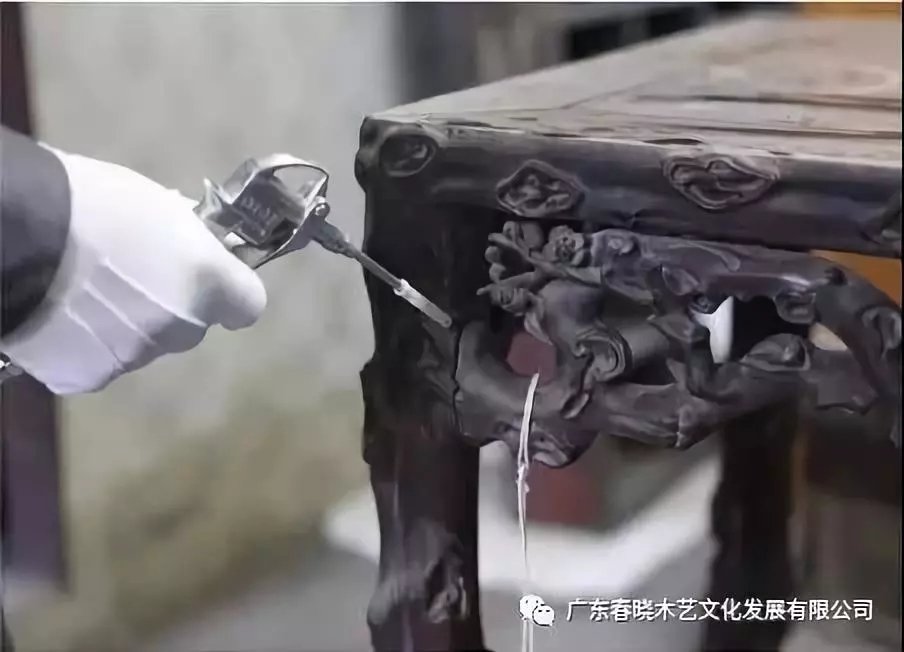 老紅木家具的修復(fù)過程，一經(jīng)修復(fù)煥然一新(圖2)