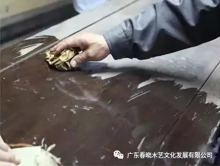 老紅木家具的修復(fù)過程，一經(jīng)修復(fù)煥然一新(圖4)