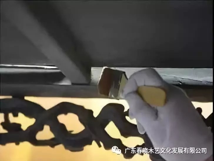 老紅木家具的修復(fù)過程，一經(jīng)修復(fù)煥然一新(圖5)