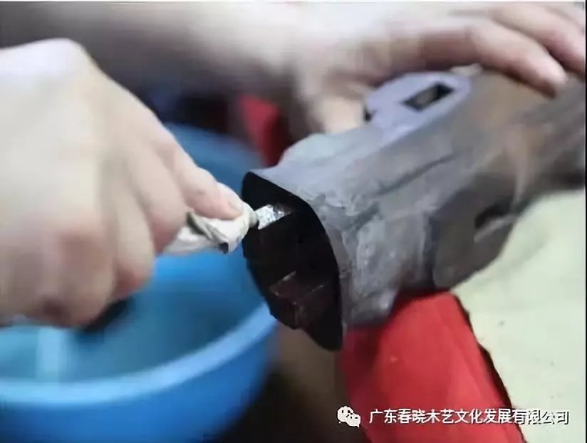 老紅木家具的修復(fù)過程，一經(jīng)修復(fù)煥然一新(圖8)