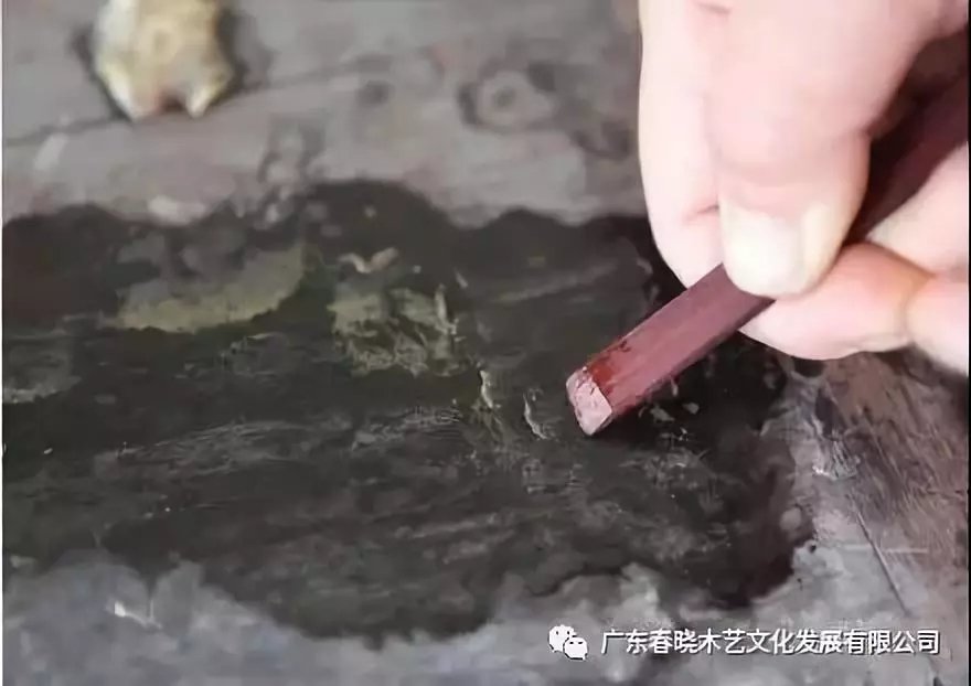 老紅木家具的修復(fù)過程，一經(jīng)修復(fù)煥然一新(圖11)