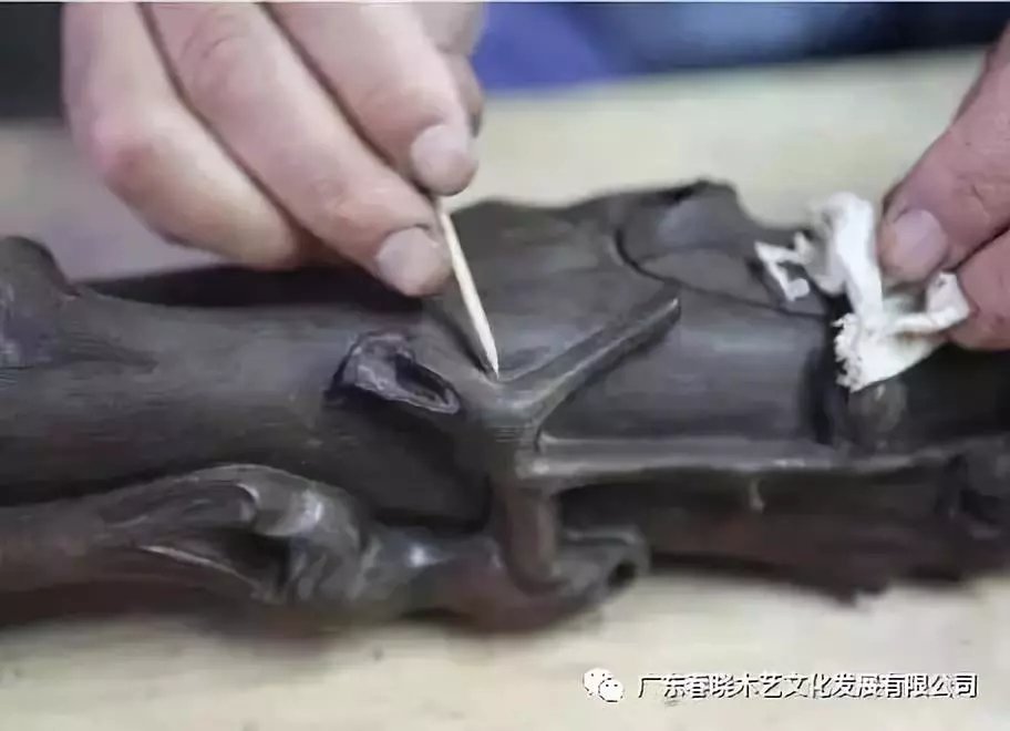 老紅木家具的修復(fù)過程，一經(jīng)修復(fù)煥然一新(圖12)