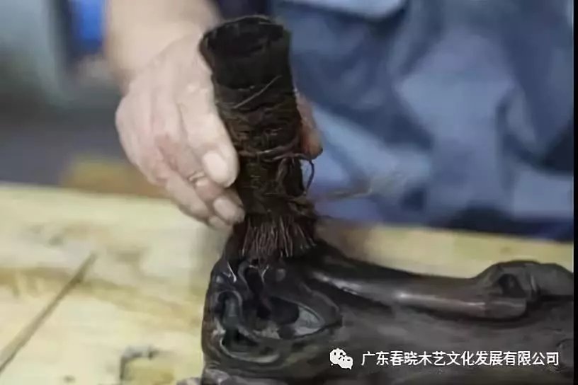 老紅木家具的修復(fù)過程，一經(jīng)修復(fù)煥然一新(圖13)