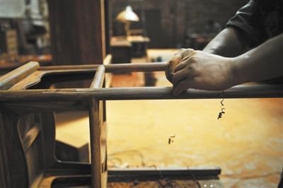 刮磨工藝，決定紅木身價(jià)的價(jià)格差(圖1)