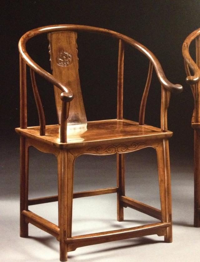 “含胸、駝背？”你可能只是少了一把紅木椅！(圖1)